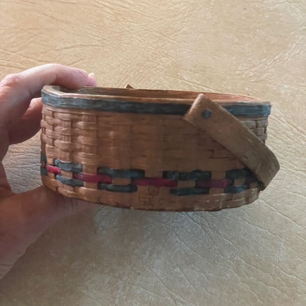 Basket like candle holder